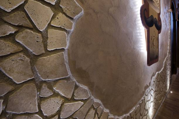 Palladian in travertine star in a restaurant in Rome.